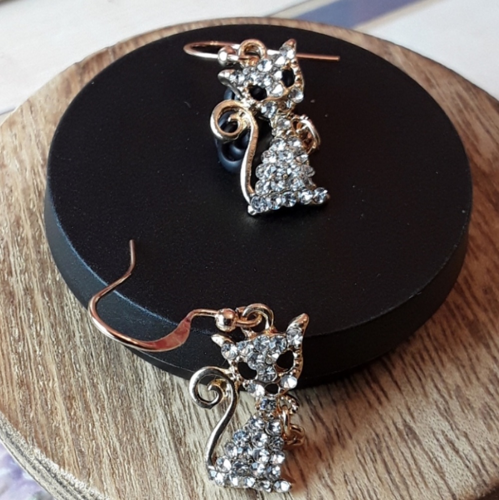 NEW Bling Kitty Cat w Heart Charm Earrings